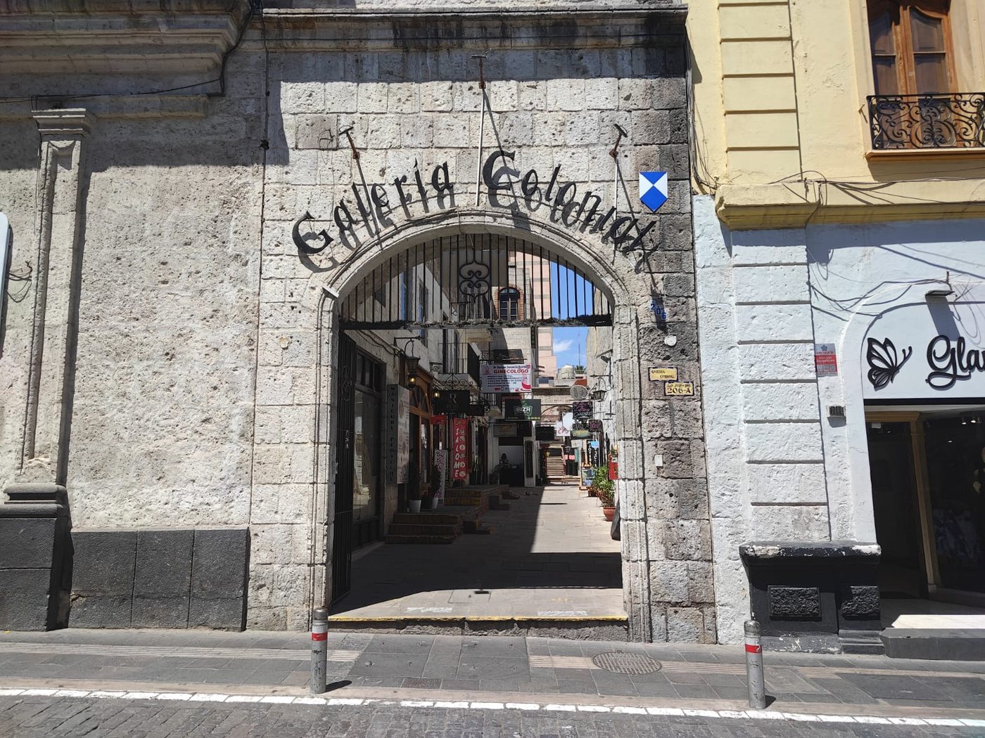 Entrada de Galería Colonial en San Juan de Dios, Arequipa